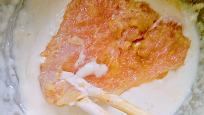 家庭版――肯德基炸鸡排,用<a style='color:red;display:inline-block;' href='/shicai/ 519'>面粉</a>加水调成稀糊状,再把鸡肉打开,均匀的挂上面糊