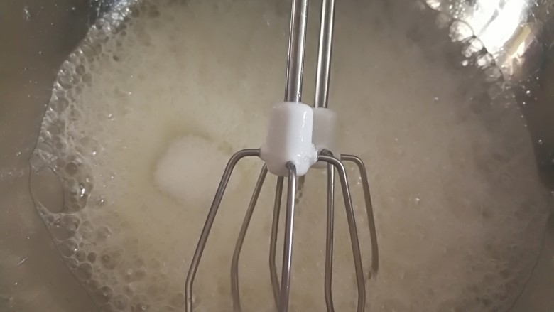 蒸斑斓椰香戚风蛋糕,蛋白打发到鱼眼状时加入3分之一细砂糖,继续打发。