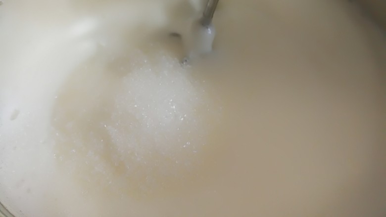 蒸斑斓椰香戚风蛋糕,打发到这个状态时,再加入其中3分之一的细砂糖,继续打发。