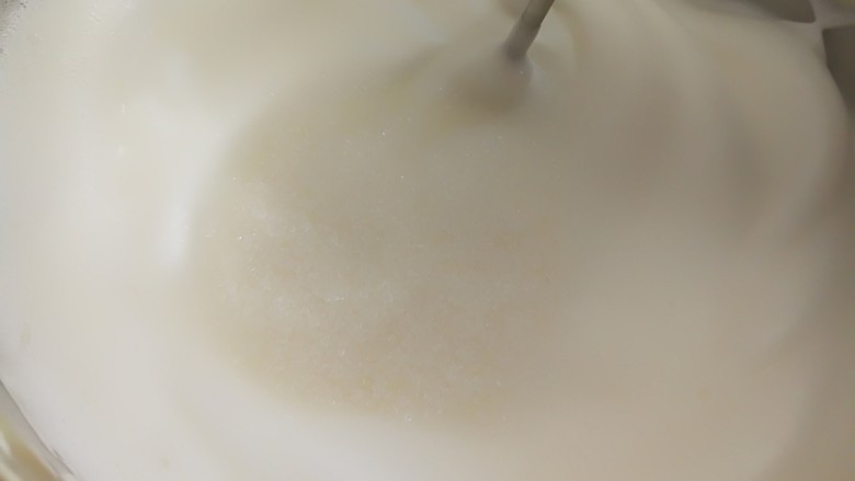 蒸斑斓椰香戚风蛋糕,打发到这个状态时,在加入剩下的细砂糖,继续打发。
