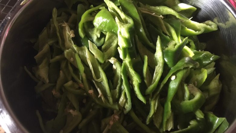 青椒炒回锅肉,<a style='color:red;display:inline-block;' href='/shicai/ 61'>青椒</a>洗干净切块