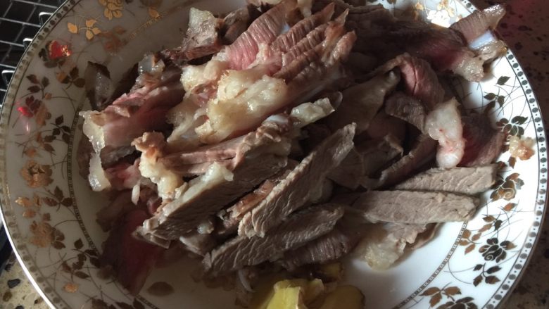 青椒炒回锅肉,将肉过开水去血切块