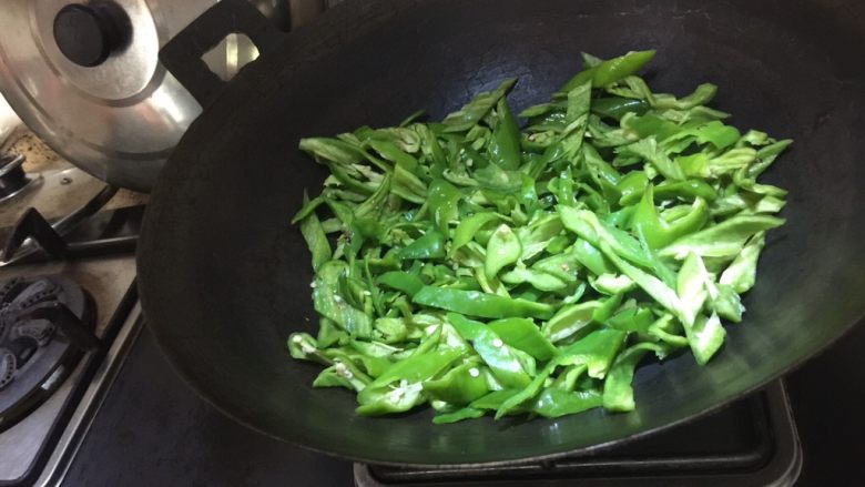 青椒炒回锅肉,单独放入锅中翻炒