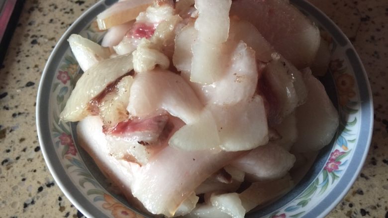 青椒炒回锅肉,将肥肉单独切块