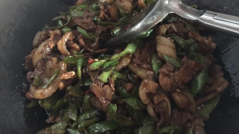 青椒炒回锅肉,加入青椒，<a style='color:red;display:inline-block;' href='/shicai/ 717'>味精</a>