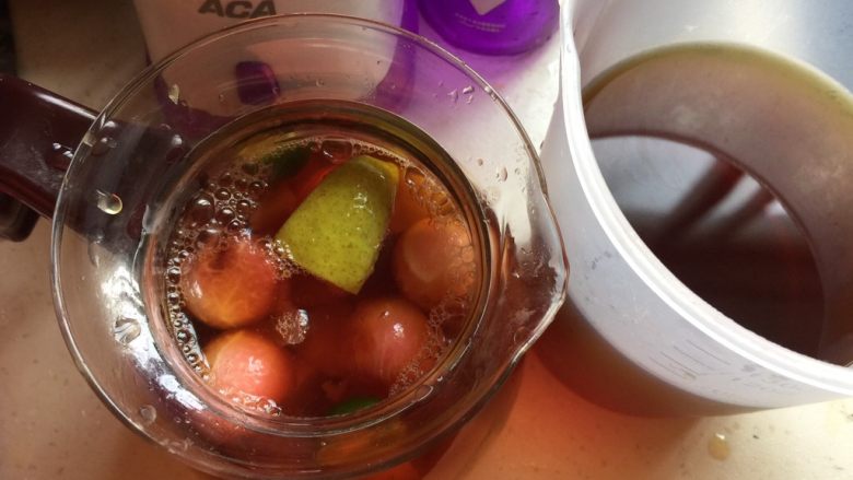 水果花茶,把红茶胎菊茶再倒入水壶里,拌匀即可