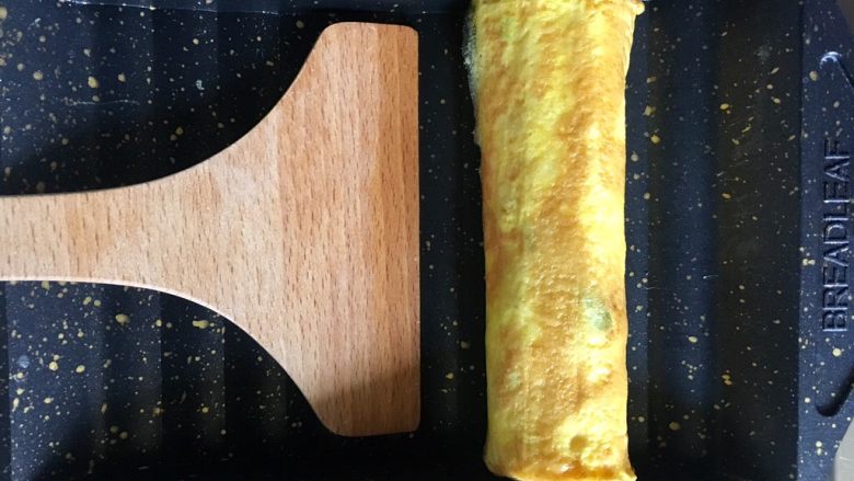 KT卡通便当,摊成厚蛋烧(详细步骤见正文下方)