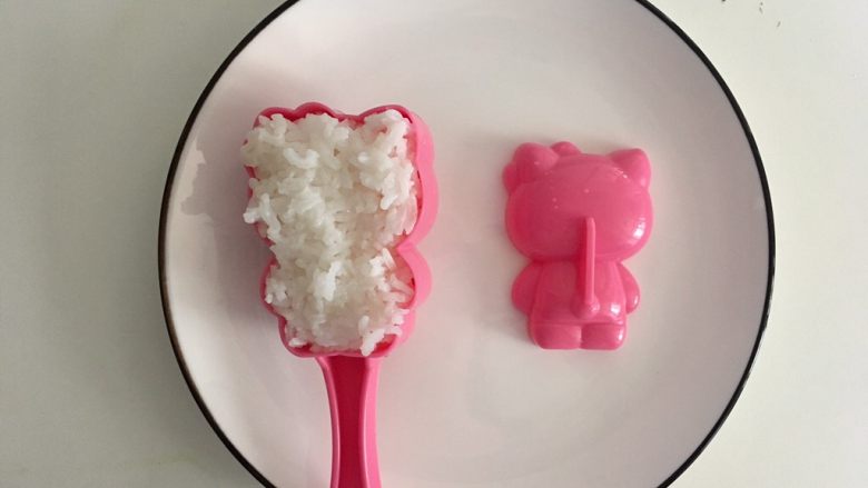 KT卡通便当,模具沾水!盛饭,用右侧盖子压实