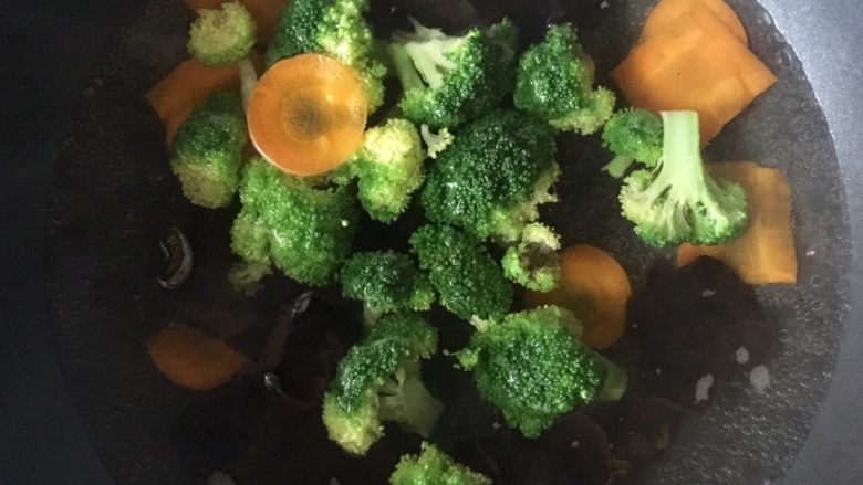 KT卡通便当,将胡萝卜、西兰花、木耳焯水。顺序是水开加一勺盐,放木耳水开,放西兰花和胡萝卜,一分钟之内盛出。这里的胡萝卜是圆片和方片,KT身体用的,切花和碎的胡萝卜是用来炒的,喜欢软胡萝卜的可以一起焯水