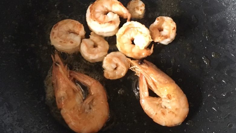 KT卡通便当,热锅凉油炒虾,整虾炒熟盛出备用
