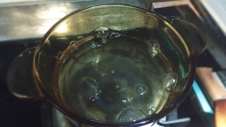 麻辣系列之麻辣香菇,做一锅开水,煮沸。