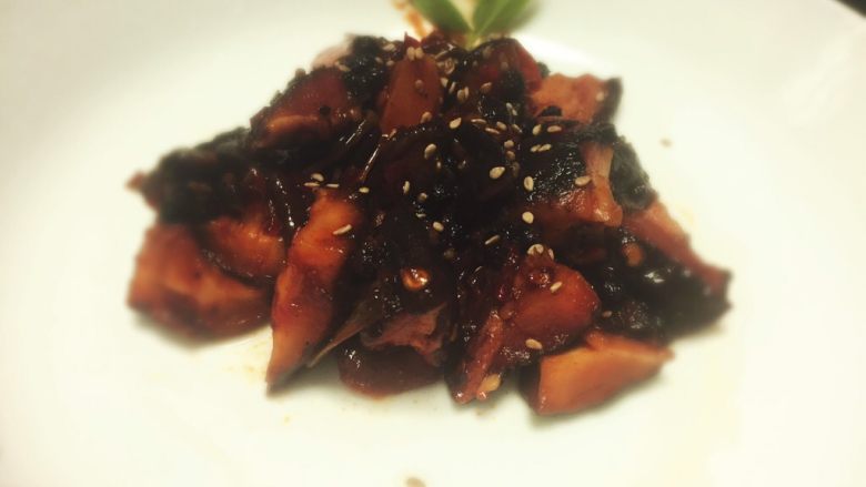 麻辣系列之麻辣香菇,放入芝麻,出锅。