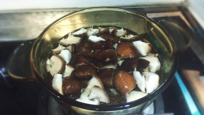 麻辣系列之麻辣香菇,放入香菇,大概煮5分钟。