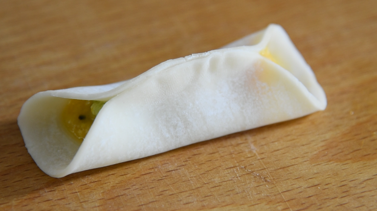 震惊!饺子皮居然还能做“水果派”!,饺子皮顺势对折捏紧