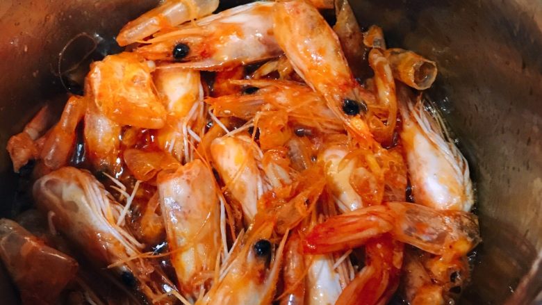 鲜虾时蔬小馄饨,虾头和虾皮中放少许油,炸制金黄色