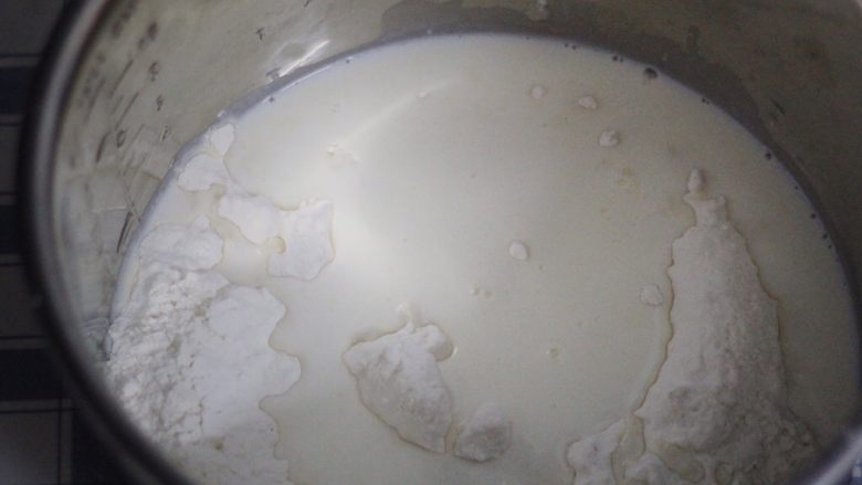 松软吐司 中种法,将中种面团所需的材料称量入盆,用筷子搅拌成一个个小疙瘩,开揉