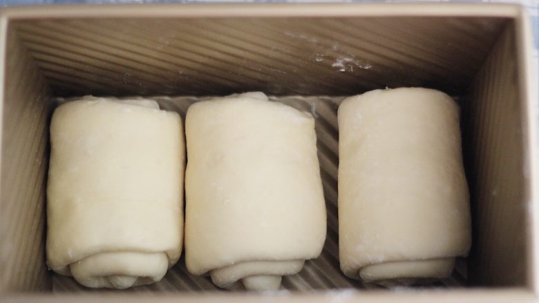 松软吐司 中种法,并排放入吐司盒中,室温发酵
