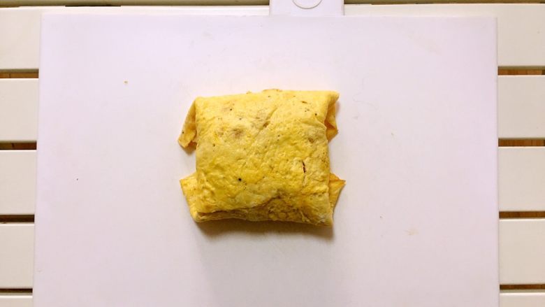 茄汁mini蛋包饭,分别包至材料用完即可。(也可包成别的喜欢的形状)