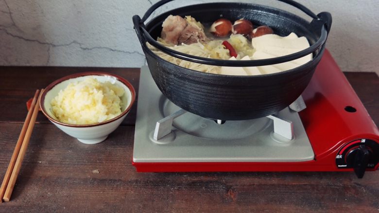 酸菜炖大骨棒,冬天可以放在这种小燃气炉上边煮边吃,很暖呵。搭配上二米饭(大米小米混合蒸出)。简直可以吃到站不起来。