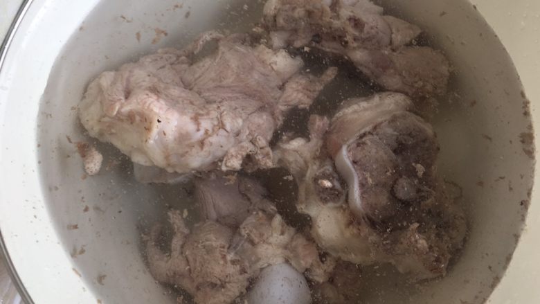 酸菜炖大骨棒,焯好水的大骨棒放入冷水里洗干净浮沫,跟骨头渣子。