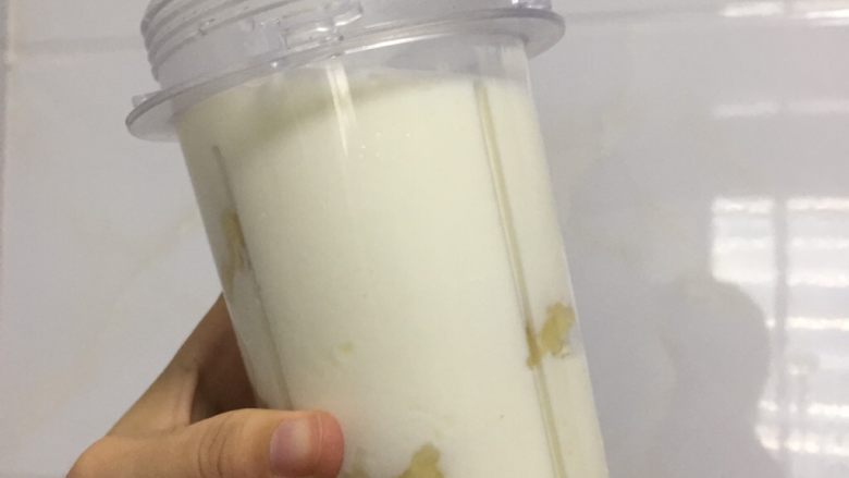 鸡蛋杂蔬三明治&香蕉奶昔
早餐好搭档,加入牛奶或酸奶,启动榨汁程序