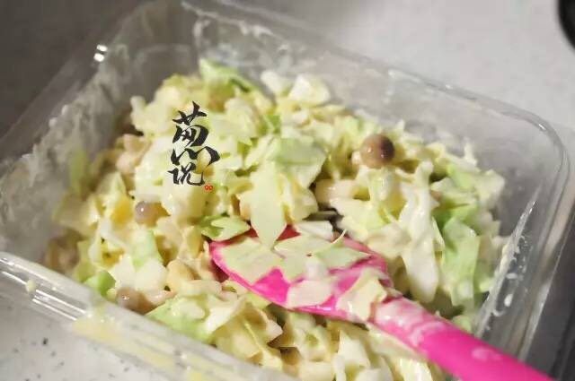 葱说 | 自由关西风大阪烧,搅拌的时候,让空气充分混入,但不要用太大劲,以免蔬菜出水,就不好吃了。