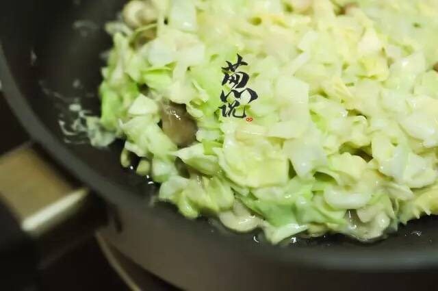 葱说 | 自由关西风大阪烧,将混合好的蔬菜倒入,用锅铲整形成直径16cm,厚度为2cm左右的圆形。