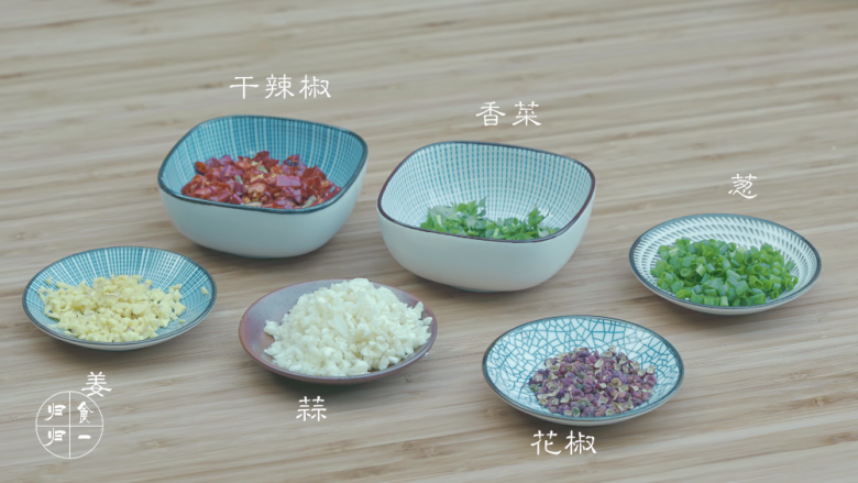 归食归一:香辣考蚕豆,热油稍炒<a style='color:red;display:inline-block;' href='/shicai/ 86474'>干辣椒</a>、花椒制成油辣子