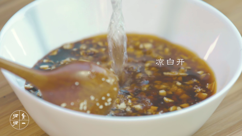 归食归一:香辣考蚕豆,加入凉白开、蒜米、<a style='color:red;display:inline-block;' href='/shicai/ 678'>白芝麻</a>、油辣子