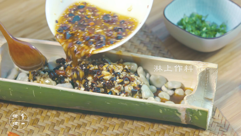 归食归一:香辣考蚕豆,佐料淋在煮好的蚕豆上
