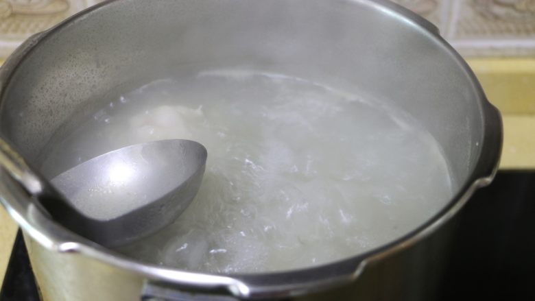 虫草花玉米筒骨汤,有浮沫的话,用勺子撇去浮沫