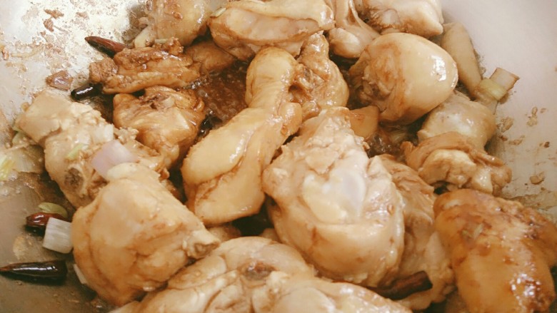 吃鸡炖鸡腿肉,把紧好的鸡腿肉放入油锅当中,在放少许<a style='color:red;display:inline-block;' href='/shicai/ 762'>老抽</a>