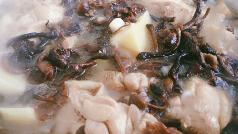 吃鸡炖鸡腿肉,土豆放完以后加入开水如图,再放入蘑菇