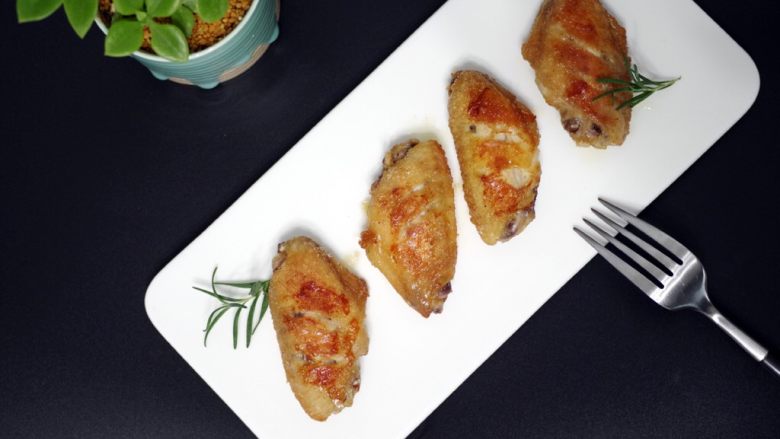 在家也能做的香烤鸡翅,这是翅中,不用多说,超级好吃!
外皮是酥酥的,没有很多面粉。