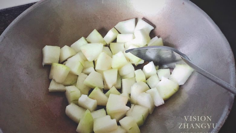快手鲜味红烧冬瓜,热锅内倒入油,油热以后把冬瓜倒进锅内翻炒。
