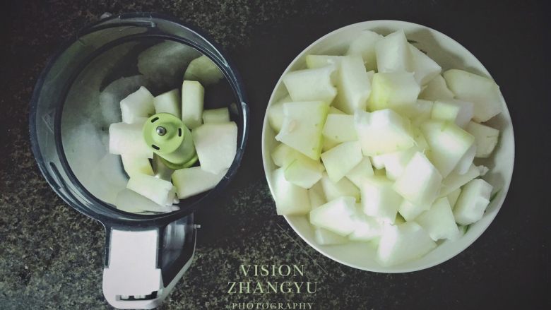 快手鲜味红烧冬瓜,切好后装盘备着,我匀了几块冬瓜放入辅食机蒸煮做辅食。