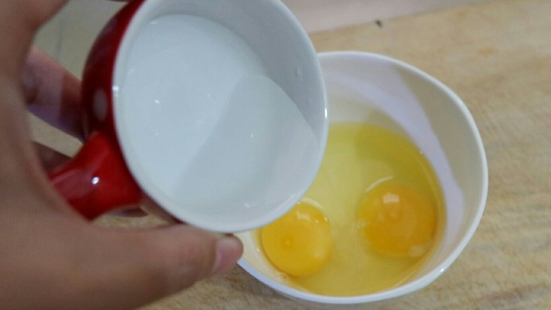 简单不简单 嫩蛋炒番茄,食材处理,首先说鸡蛋,加少许盐,少许清水,打散,打匀。盐的量根据个人口味调整,我们家给小孩吃,所以加的特别少。糖可以放一点点,很少一点,提鲜。