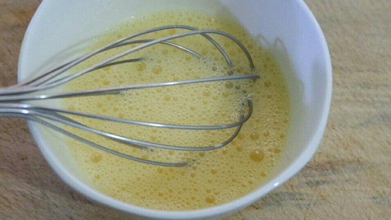 简单不简单 嫩蛋炒番茄,鸡蛋打到这个状态,有均匀的小泡泡,捞起来没有明显的蛋白,舀起来蛋液跟水一样流动的。
