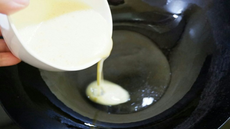 简单不简单 嫩蛋炒番茄,锅烧热,转小火,放油,倒入鸡蛋