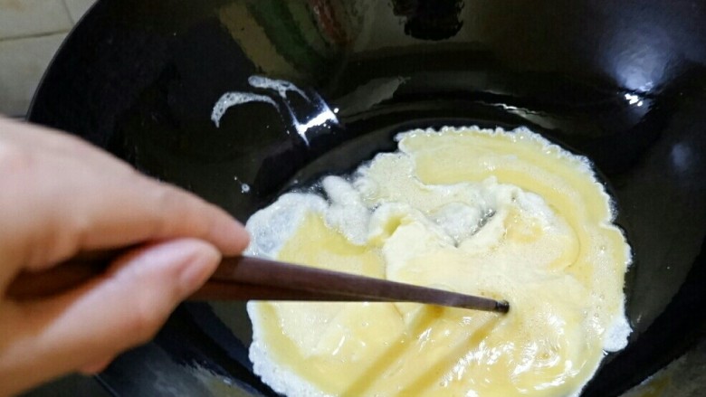简单不简单 嫩蛋炒番茄,然后鸡蛋就会慢慢凝固,把凝固的推到一边,让没有凝固的滑落,鸡蛋受热均匀,就不容易老