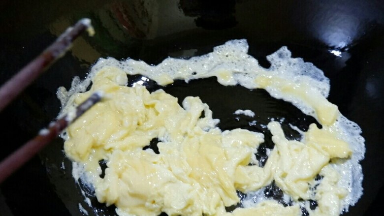 简单不简单 嫩蛋炒番茄,八成熟的时候捞出备用。就是这种已经凝固,无流动蛋液,但是并没有完全熟的状态。