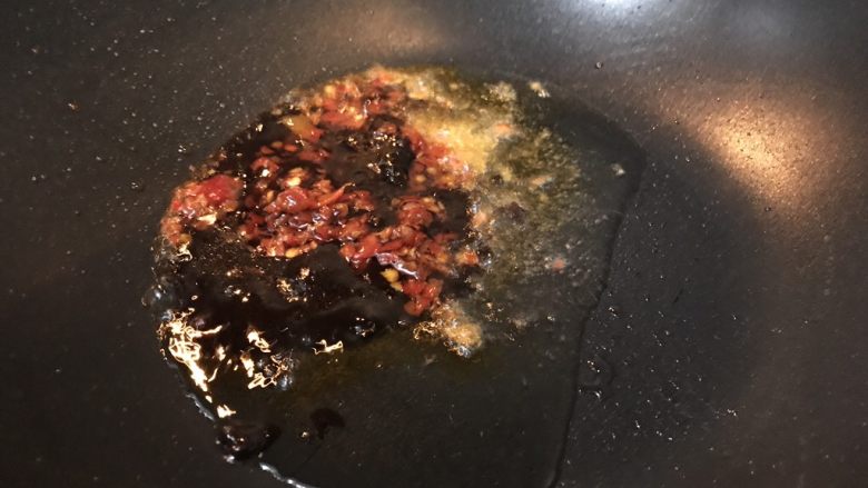 超满足便当(23),倒入酱料爆香