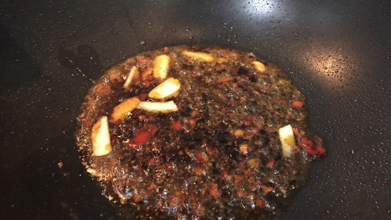 超满足便当(23),加入蒜片 炒出香味