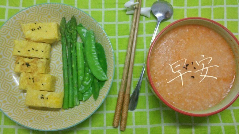 一个人没有厨房的日子(二),玉子烧,水煮芦笋和扁豆。虾油粥。鲜美极了。
