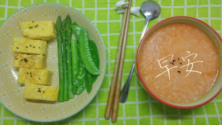 一个人没有厨房的日子(二),玉子烧，水煮芦笋和扁豆。虾油粥。鲜美极了。