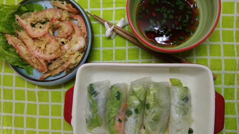 一个人没有厨房的日子(二),慢慢开始不单单只做早饭了。连中饭都要自己尝试来做。越南米纸卷配上自己调的蘸料。菜场叔叔送了我一点小米椒,辣辣的,可好吃了。炸虾也好吃。在学校的时候几乎都不怎么能吃到海鲜啊。