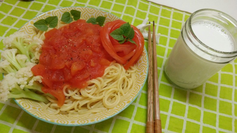 一个人没有厨房的日子(二),买了意大利面🍝。豆苗是自己种的小红豆苗。以后有自己的小房子，可以在阳台种好吃的呀。