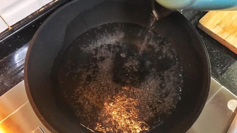 (黑)胡(椒)来西式简餐,水壶烧好的开水 倒入锅里