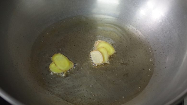 焦糖排骨,中大火起油锅，下姜片
