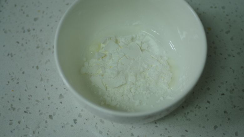 焦糖排骨,水淀粉放入小碗